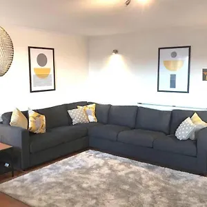Waterfront Living In Leith With Free Parking! Apartment